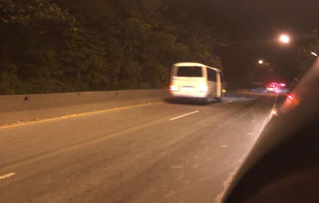 Los conductores  que viajan hacia Loma Cová buscan la manera de poder llegar a tiempo a su puesto de trabajo. @MOPdePanama.