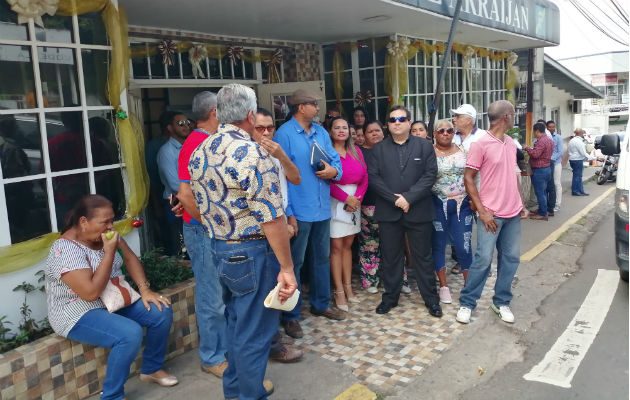 Los exfuncionarios se apostaron frente al Municipio. Foto: Eric A. Montenegro.