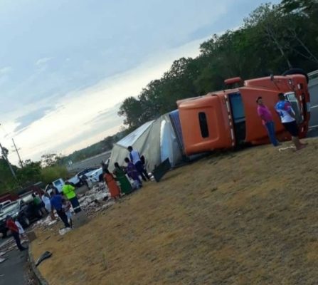 La mercancía quedó regada en una isleta y en dos paños de la vía. Foto/Jsoé Vásquez