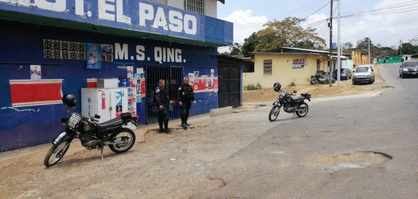 Los delincuentes golpearon en la cabeza con el cacha del arma  al dueño del comercio. Foto/Eric Montenegro