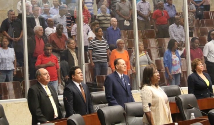 El proyecto 778 establece esta bonificación de 110 dólares para los jubilados.