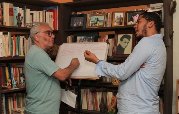 Diálogo después de los ensayos de una obra y asignaciones. En su apartamento en la sala "Mi Espacio 47'. Foto: Panamá América.