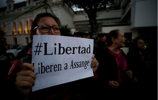 Ecuatorianos se manifestaron en Quito, en contra de la expulsión de la embajada ecuatoriana en Londres, de Julian Assange. Foto:EFE.