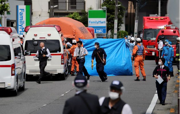Policías y socorritas en el lugar del ataque con arma blanca, en Kawasaki, al sur de Tokio (Japón). Foto: EFE.