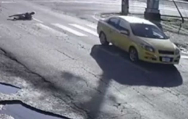 Imagen del video que capta el atropello de la adulta mayor. Foto: Mayra Madrid.
