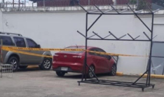 La niña de 4 años de edad niña fue encontrada dentro de un automóvil marca Kia Rio, color rojo, propiedad de su padre.