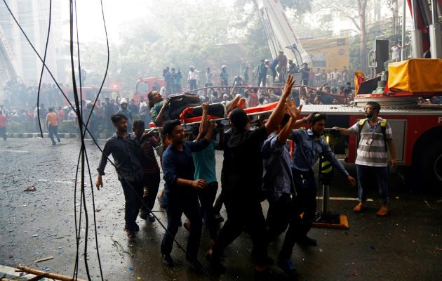 El fuego se desató en el edificio sobre las 12.50 del jueves, hora local (06.50 GMT), en uno de los pisos inferiores del rascacielos.