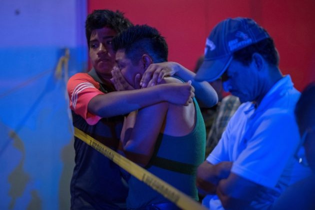 - Familiares de las víctimas aguardan al exterior del local donde al menos 23 personas murieron y otras 13 resultaron anoche gravemente heridas en un presunto ataque con cócteles molotov contra un bar en el estado mexicano de Veracruz. FOTO/EFE