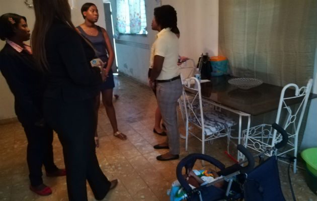 Funcionarios del Despacho de la Primera Dama en Colón y del Mides visitaron a la familia Maure Tuñón. Foto: Diómedes Sánchez S.