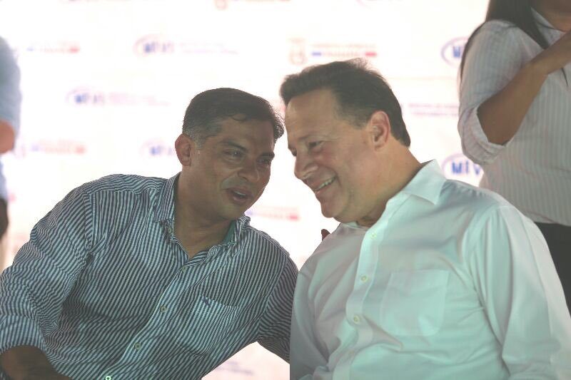 Adolfo "Beby" Valderrama junto a Juan Carlos Varela.
