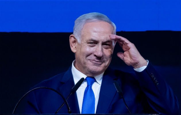 El primer ministro de Israel y jefe del partido Likud, Benjamin Netanyahu, celebra los resultados preliminares de las votaciones en Tel Aviv. Foto: EFE.