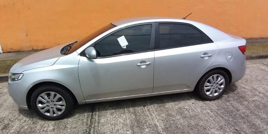 Las boletas de tránsito fueron puestas no solo a los autos que estaban arriba de las aceras, sino a los que estaban estacionados en la calle, en el área de Campo Lindbergh.
