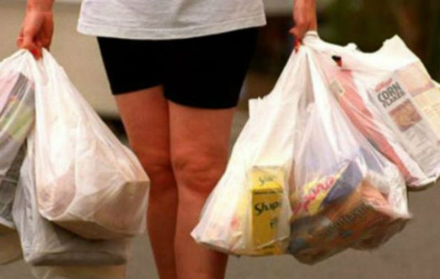 A los supermercados, farmacias y minoristas les restan solo seis meses para dejar de utilizar las tradicionales bolsas plásticas.