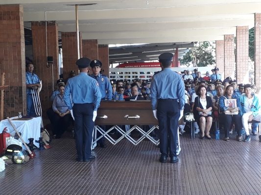 Una vez concluyeron los actos el cuerpo fue trasladado a la iglesia El Carnen donde se realizó la misa y luego su cuerpo fue trasladado al Cementerio Municipal Los Guayacanes en el sector de Los Abanicos. Foto/José Vásquez