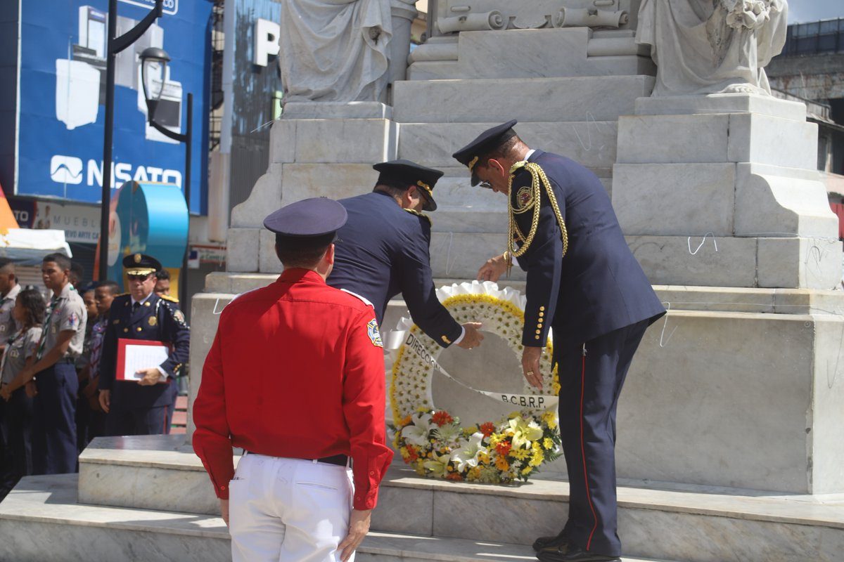 En el obelisco de la Plaza 5 de mayo se llevó a cabo la colación de ofrendadas florales para los caídos en "El Polvorín". Foto/SPI