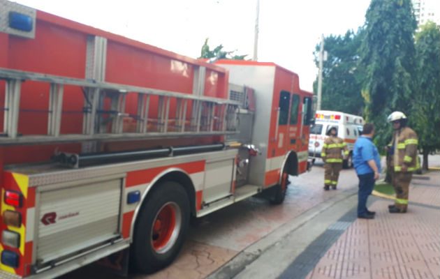 Los bomberos evacuaron el área y solicitaron evitar el lugar.Foto: @BCBRP