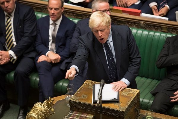El jefe de Gobierno, Boris Johnson, que ya no cuenta con una mayoría "tory" en la cámara, respondió al golpe confirmando que tratará de convocar unas elecciones generales anticipadas si se consuma la aprobación de esa ley. FOTO/AP