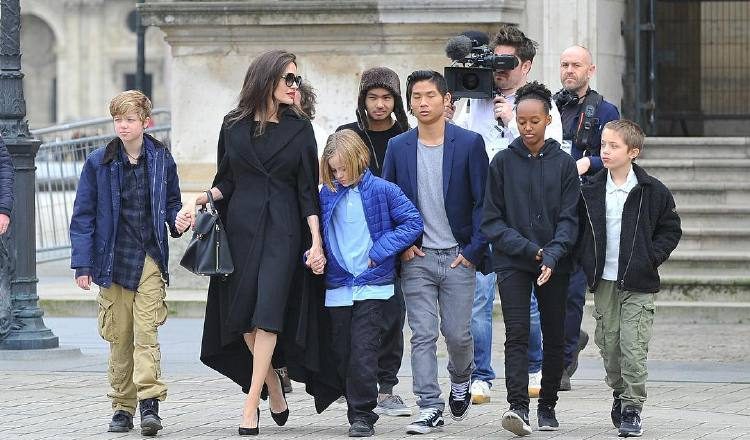 Los mayores decidieron alejarse de su padre.