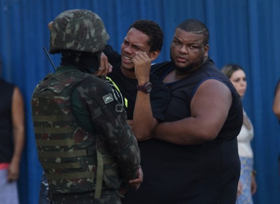 El hijo de Evaldo dos Santos Rosa, de 46 años de edad, se lamenta de la escena en la que el cuerpo de su padre yacía desplomado en el automóvil de su familia al que le dispararon los miembros de las fuerzas armadas, en el barrio de Guadalupe. FOTO/AP