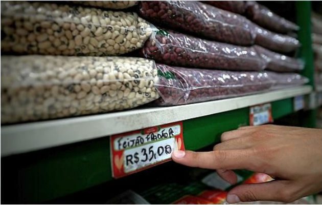 El alza del precio del frijol coincide con la reducción de la cosecha, principalmente la de tipo carioca. Foto/EFE