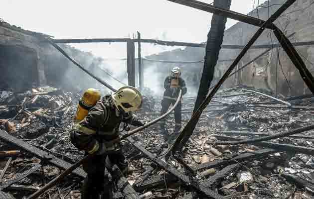 Bomberos controlan el fuego en la sede del Sistema Nacional de Empleo tras un ataque, en Fortaleza (Brasil). FOTO/EFE