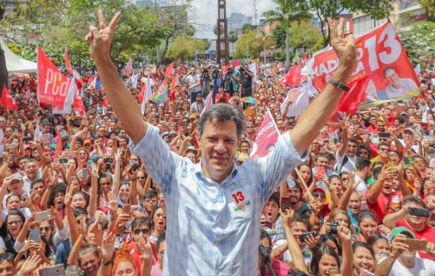 El aspirante del Partido de los Trabajadores (PT) dijo este sábado en un mitin electoral que Bolsonaro "es una aberración que sólo habla de violencia y sólo ofende" a "nordestinos, mujeres y negros".
