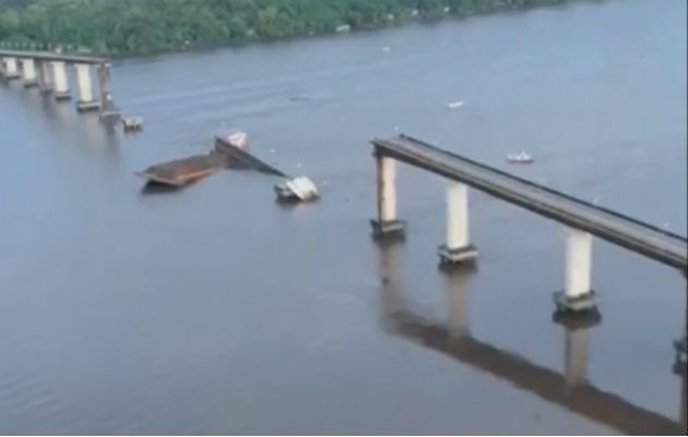 Dos vehículos que pasaban por el puente en el momento del accidente cayeron al río.