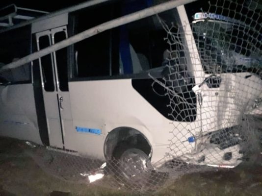 Durante el choque con el objeto fijo, tres personas que viajaban resultaron con algunos golpes, mientras que el resto de los pasajeros pasó el gran susto de sus vidas. Foto/Mayra Madrid