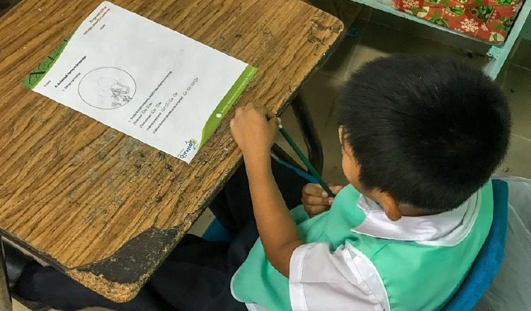 Estudiante con el currículo de Q?Bus.  Cortesía STRI