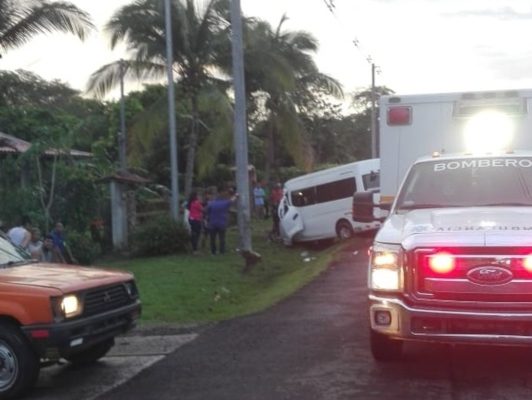 El conductor del bus de la ruta Penonomé-Pajonal perdió el control del vehículo y se estrelló con un poste del tendido eléctrico. Foto/Bomberos de Coclé