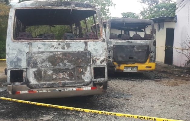 La mañana de este domingo personal del Ministerio Público, DIJ y Policía Nacional se trasladaron al lugar para realizar las inspecciones a los vehículos y recopilar evidencias que esclarezcan las causas de este incendio y los responsables del mismo para que enfrenten las autoridades. Foto/Mayra Madrid