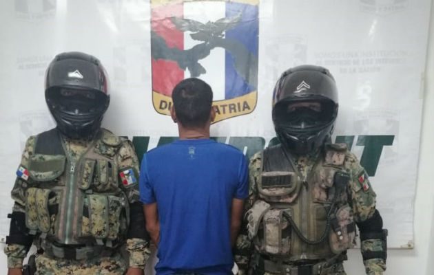 Uno de los ticos aprehendidos en Paso Canoas. Foto: Mayra Madrid.   