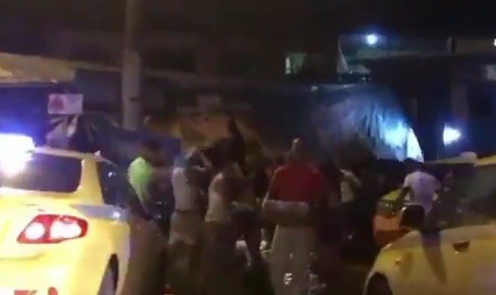 Una avalancha de personas saqueó el camión que se accidentó en Colón y que transportaba latas de cerveza.