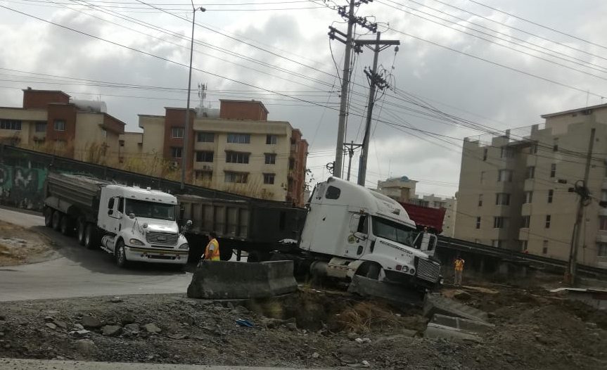 El camión, cargado de gravilla, se accidentó en el Corredor Norte, en la salida de San Isidro.