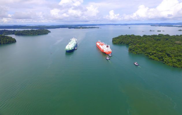 Estos cuatro buques de GNL en un sólo día  demuestra el compromiso del Canal de Panamá de servir a la industria, dijo el administrador Jorge Luis Quijano. Foto/Cortesía 