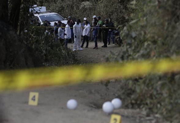Policías prestan seguridad y miembros de la Fiscalía realizan labores forenses este lunes en Suárez, en el departamento del Cauca (Colombia), donde fue asesinada la candidata a la alcaldía Karina García, junto a otras 5 personas. FOTO/EFE