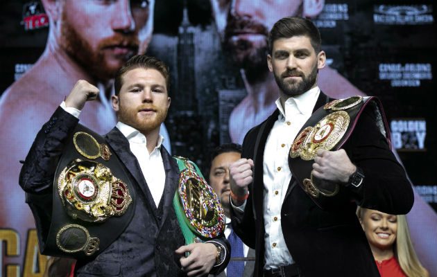 Canelo Álvarez (izq.) y Rocky Fielding. Foto:AP