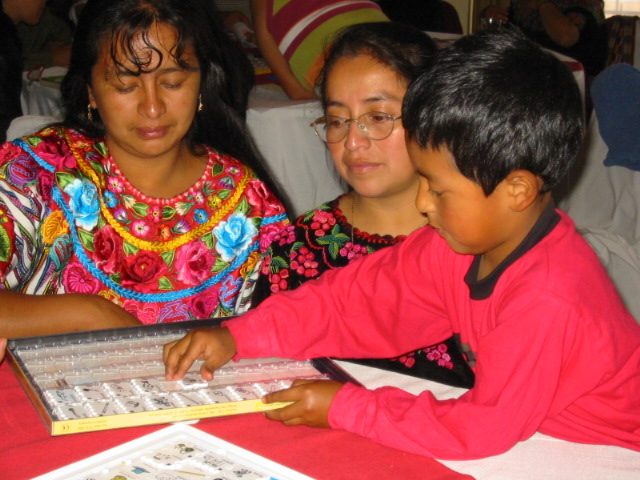 En Guatemala, los niños,  a la vez que aprenden a leer y escribir, socializan, comparten, se divierten. Foto: Cortesía.