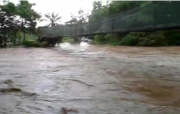 Los educadores no permitieron a los estudiantes utilizar el puente por la crecida del río Tería en Capira