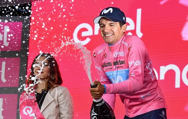 Richard Carapaz festeja su liderato.