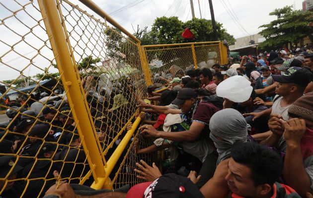 El presidente de EE.UU., Donald Trump, ha adoptado una postura muy dura, amenazando con enviar el Ejército a la frontera, y ha asegurado que recortará "sustancialmente" la ayuda económica que concede a Guatemala, Honduras y El Salvador como represalia por el avance de los migrantes, al tiempo que ha arremetido contra México por no detenerla.