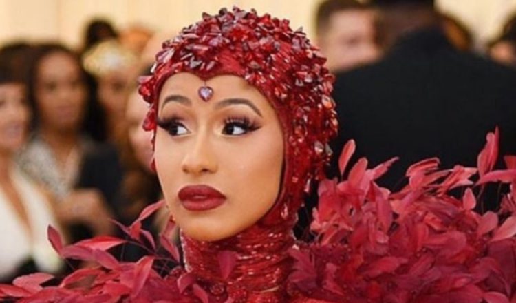 Cardi B, impresionó con su lujoso y original atuendo.