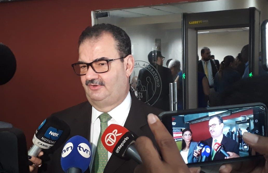 El abogado Carlos Carrillo conversó con los medios de comunicación antes de reanudarse el juicio oral, en caso "pinchazos". Foto Víctor Arosemena