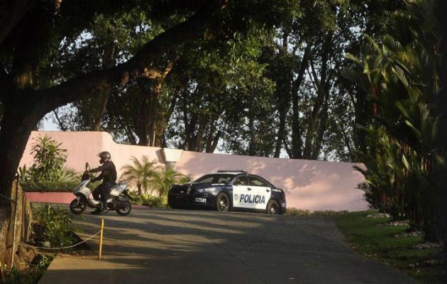Policía descubre a su esposa con su auto dentro de un 'push' en Juan Díaz. Foto: Panamá América.