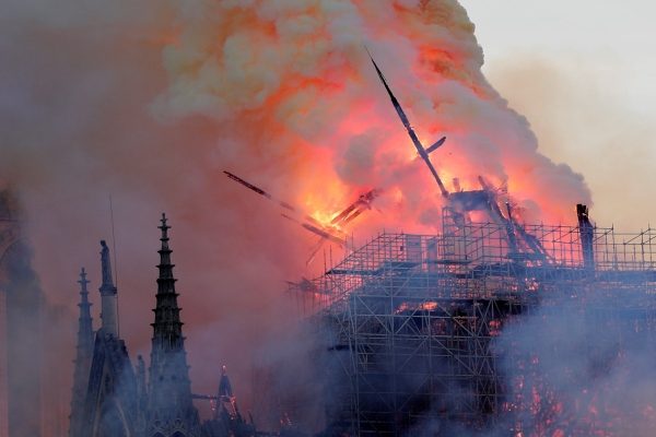 La prioridad de los bomberos se centra ahora en evitar que se derrumbe la torre norte de la catedral, lo que podría acabar con buena parte del edificio.