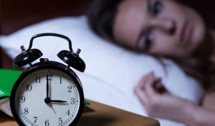La noche te parece interminable. Las horas desfilas ante ti. Pixabay.
