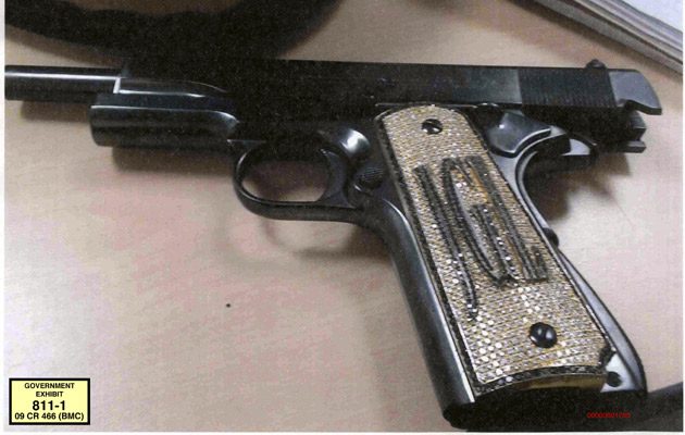 Presentan el arma que es de propiedad de Joaquín "El Chapo" Guzmán. FOTO/AP