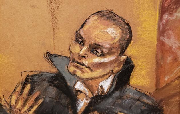 El narcotraficante colombiano Juan Carlos Ramírez, alias "Chupeta", mientras da su testimonio, durante la continuación del juicio por narcotráfico contra "El Chapo" en el tribunal del Distrito Sur en Brooklyn, Nueva York. FOTO/EFE