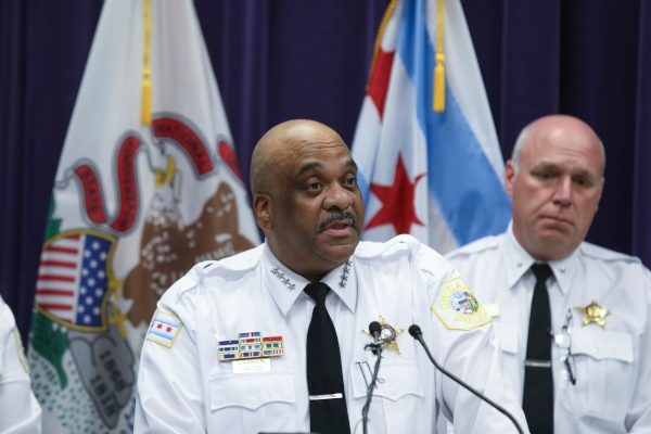 El superintendente de la policía de Chicago, Eddie Johnson, habla en una conferencia de prensa donde denuncia un "despreciable nivel de violencia" durante el fin de semana. FOTO/AP