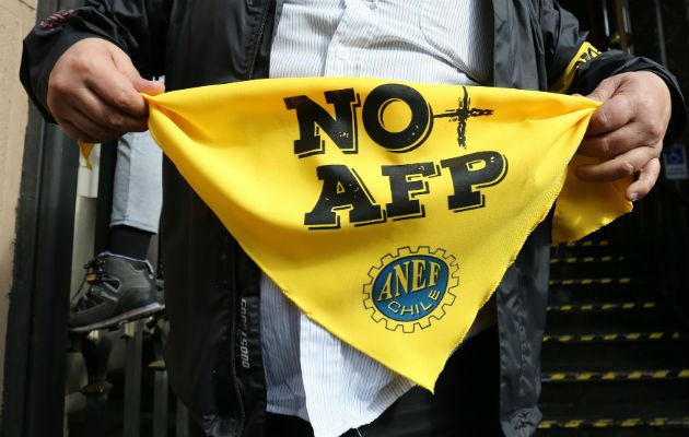 Los reparos al modelo han repuntado estas semanas a raíz del caso de una profesora jubilada de Antofagasta que pidió a su AFP que le entregara todos sus ahorros previsionales para pagar un crédito hipotecario.